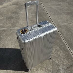 30” Aluminum Checked Luggage w/ 8 Wheels TSA Locks Beautiful Inside High Quality